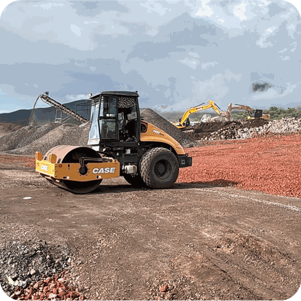 Compactador y excavadoras trabajando en un banco de materiales